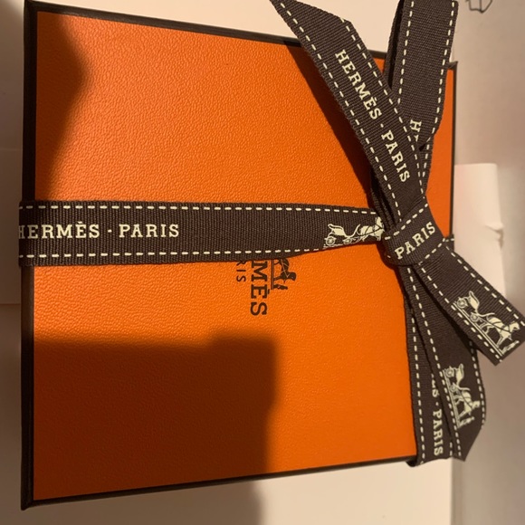 Authentic brand new PM Hermes fashionable bracelet with dust bag, box,ribbon - Picture 14 of 16